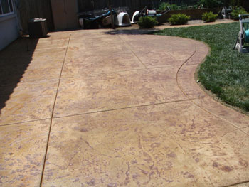 Curved concrete mow strip separating lawn from flower bed in Elk Grove, CA