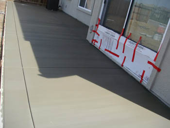 Uniform broom finish concrete driveway with clean expansion joints in Sacramento, CA