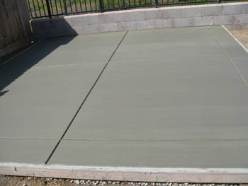 Uniform broom finish concrete driveway with clean expansion joints in Sacramento, CA